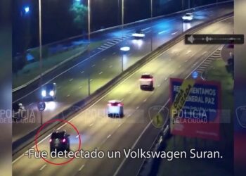 Detienen a tres venezolanos que circulaban en un auto de alta gama robado por avenida General Paz