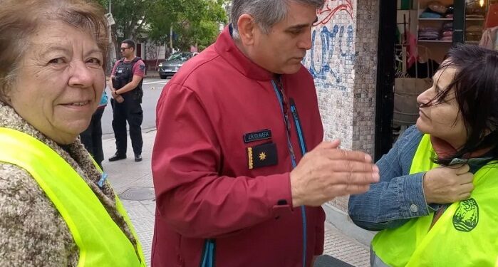 El Sr. Comisario Rubén Clavera con Lucía Carew y Sandra Sánchez