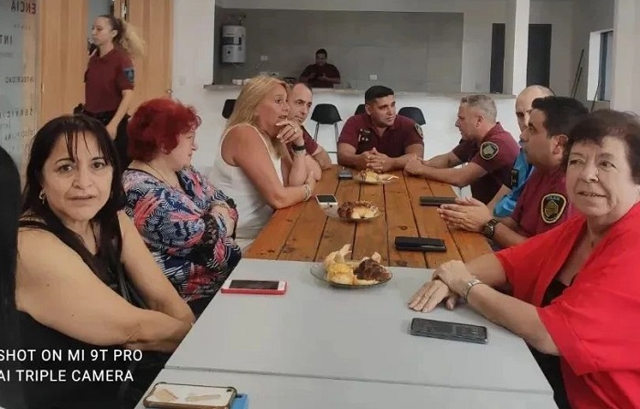 Lucía Carew, y parte de su equipo, fueron recibidos por autoridades policiales