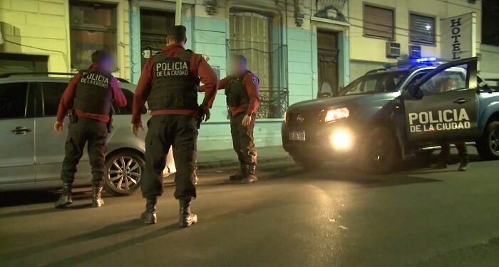 Un policía de Ciudad baleó a un motochorro que intentó robarle la moto en Morón