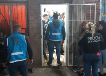 Condenan a prisión perpetua a un barbero que mató de 47 puñaladas a su pareja en Flores