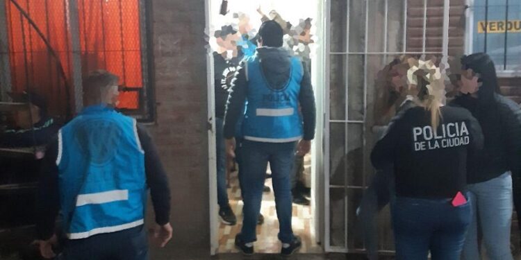 Condenan a prisión perpetua a un barbero que mató de 47 puñaladas a su pareja en Flores