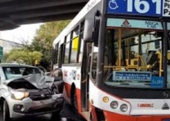Tras una persecución y choque contra un colectivo, apresan a tres jóvenes armados en un auto robado