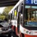 Tras una persecución y choque contra un colectivo, apresan a tres jóvenes armados en un auto robado
