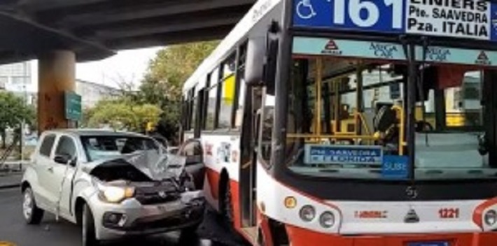 Tras una persecución y choque contra un colectivo, apresan a tres jóvenes armados en un auto robado