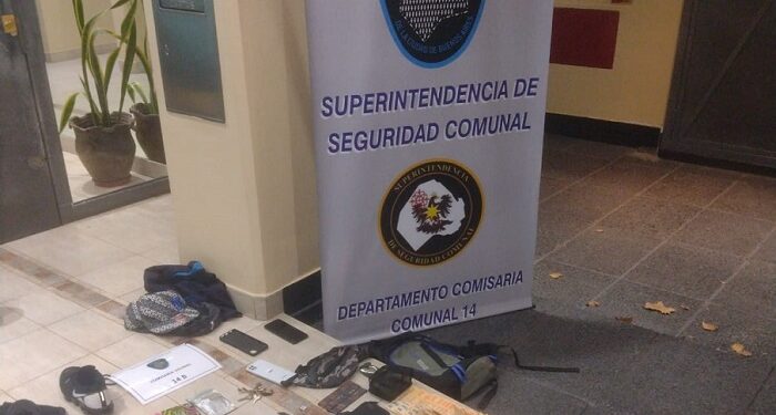 Un hombre armado llevaba un popurrí de drogas para vender pero cayó junto a un comprador en Palermo