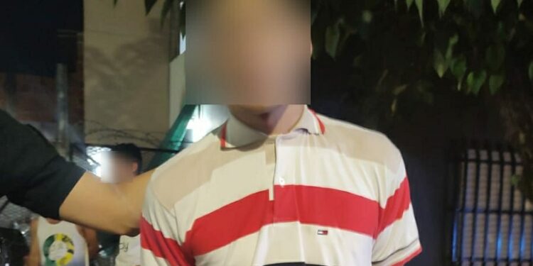 Escapaba en un vehículo robado, chocó contra una casa en Budge y fue detenido debajo de una cama