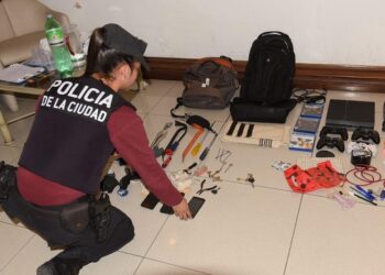 Desvalijan un departamento en Villa Crespo pero los descubren y detienen en la terraza del edificio