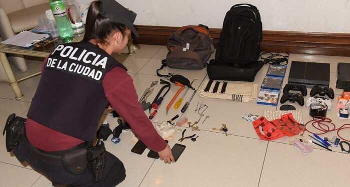 Desvalijan un departamento en Villa Crespo pero los descubren y detienen en la terraza del edificio