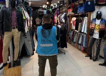 Incautación millonaria de zapatillas y prendas truchas en Once y Mataderos
