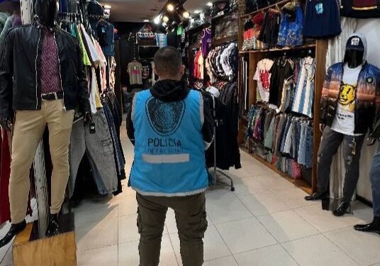 Incautación millonaria de zapatillas y prendas truchas en Once y Mataderos