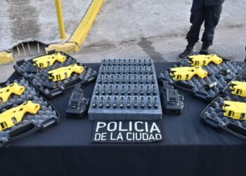 Rodríguez Larreta y Burzaco presentaron las pistolas Taser que usará la Policía de la Ciudad