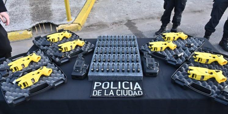 Rodríguez Larreta y Burzaco presentaron las pistolas Taser que usará la Policía de la Ciudad