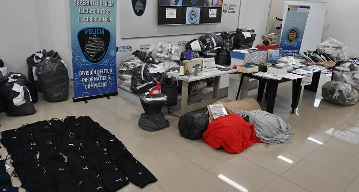 Fabricaban ropa falsa de primeras marcas en el centro porteño