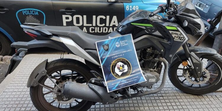 Mensajero detenido, acusado por hurto