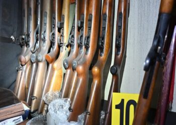 Hallan un centenar armas y seis granadas durante un incendio en Palermo