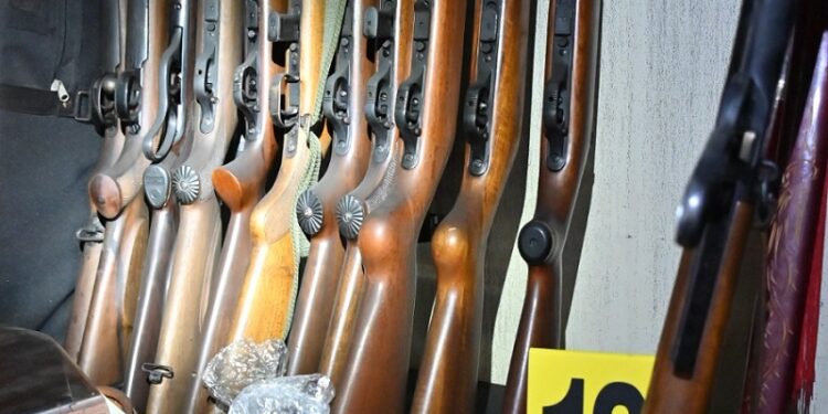 Hallan un centenar armas y seis granadas durante un incendio en Palermo
