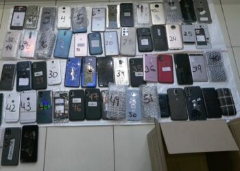 Clausuran local de telefonía móvil: incautan 59 celulares, varios de ellos denunciados por robo, en una inspección realizada en Caballito