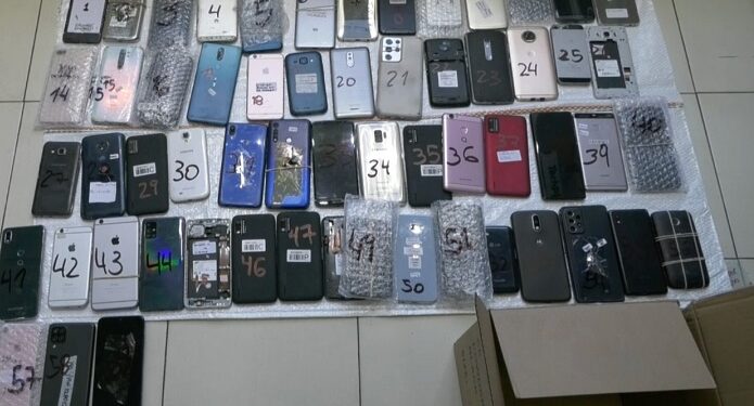 Clausuran local de telefonía móvil: incautan 59 celulares, varios de ellos denunciados por robo, en una inspección realizada en Caballito