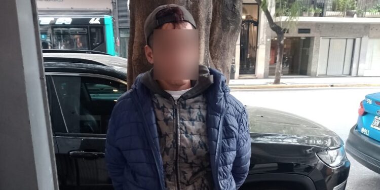 Invitó a un hombre en situación de calle a dormir a su casa y le robó