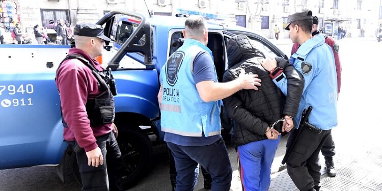 Cinco detenidos por venta de droga en un local de celulares de Balvanera