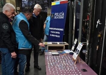 Incautan cocaína y celulares robados de una galería de Once