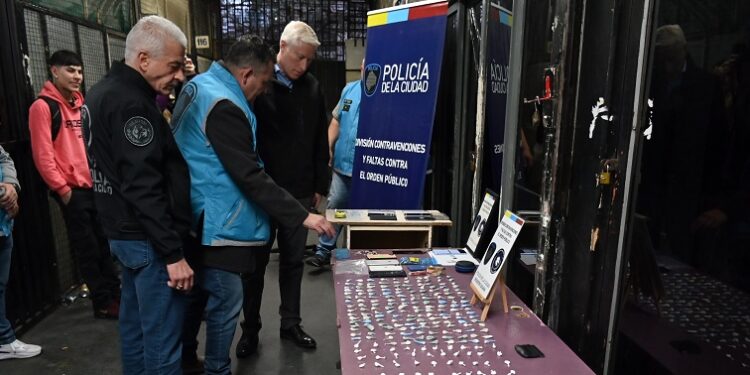 Incautan cocaína y celulares robados de una galería de Once