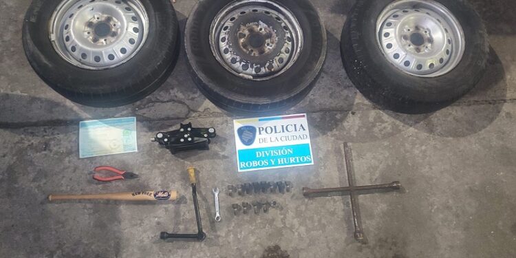 Detienen a tres «robarruedas» de autos robados