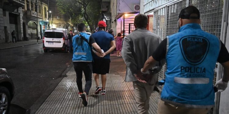 Seis detenidos y tres clausuras en operativos antidrogas en Constitución y Palermo
