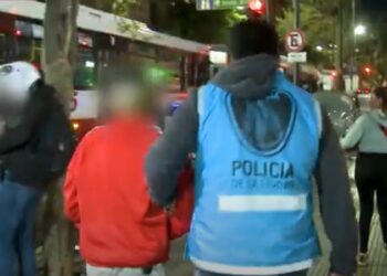 Detienen a menor de edad que robó un celular en Once