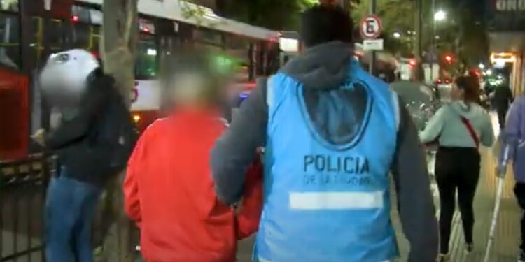 Detienen a menor de edad que robó un celular en Once