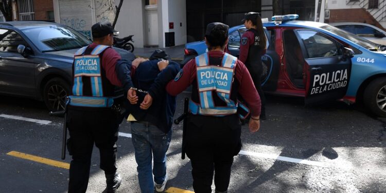 Capturan a tres delincuentes colombianos con inhibidores de señal en Belgrano y Chacarita