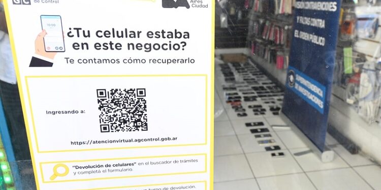 Clausuran local en Flores con teléfonos robados