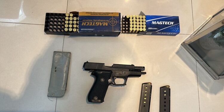 En Puerto Madero lo denunciaron por amenazas y le encontraron un arsenal de armas de guerra