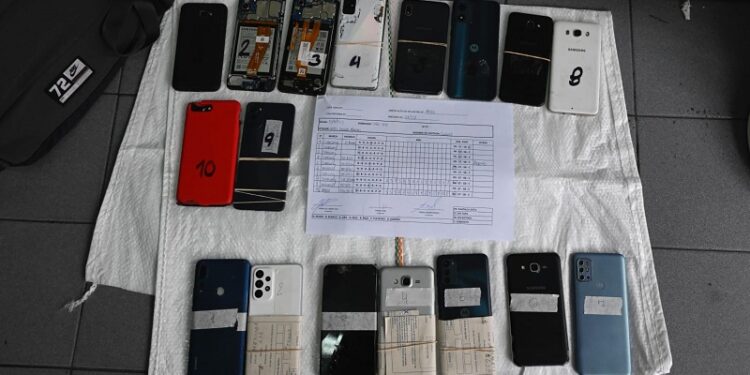 Clausuran local de telefonía e incautan celulares robados en Constitución
