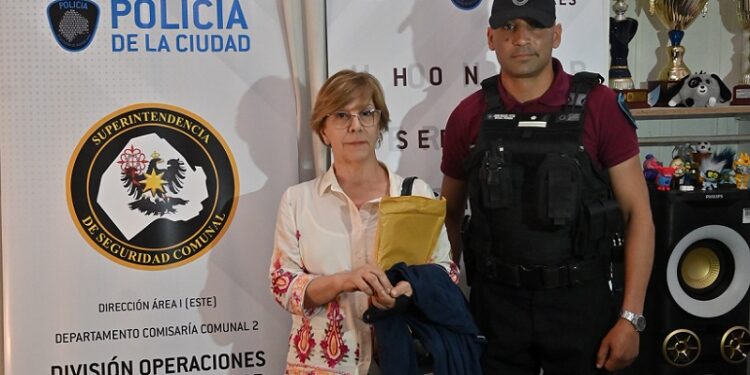 Recuperaron en Recoleta una cadenita robada y se la entregaron a la damnificada