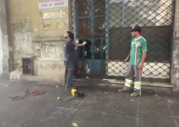 Tapian taller que funcionaba pese a clausura y tenía un auto robado y otro involucrado en accidente