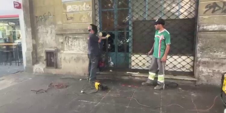 Tapian taller que funcionaba pese a clausura y tenía un auto robado y otro involucrado en accidente