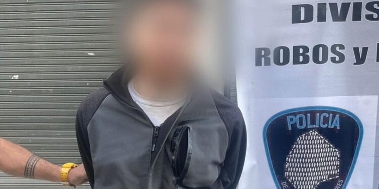 Un ladrón detenido por arrebatar un celular en Balvanera