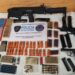 Rescatan trece perros y secuestran arsenal en casa de detenido tras un choque