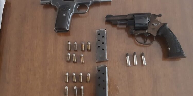 Consorcio salvaje: Amenazó a un vecino de muerte y tenía dos armas sin registrar