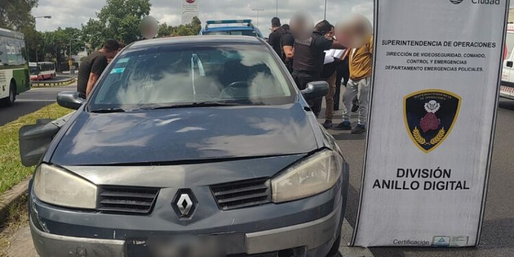 Recuperan en Liniers un auto robado y detienen a dos de sus tripulantes por encubrimiento