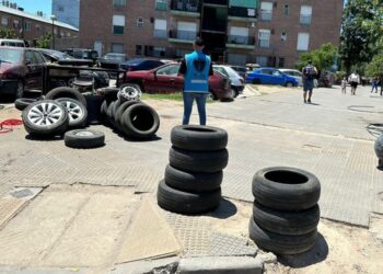 Mantero neumático: vendía gomas y llantas robadas en una plaza y fue detenido
