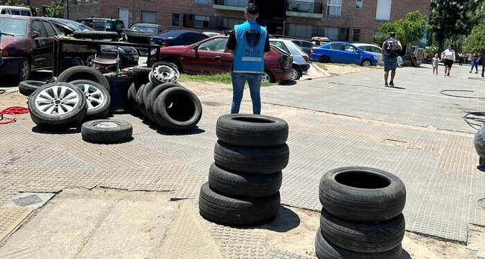 Mantero neumático: vendía gomas y llantas robadas en una plaza y fue detenido