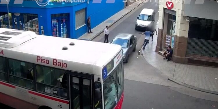 Un extranjero que se encontraba en libertad bajo caución juratoria fue detenido robando en Constitución