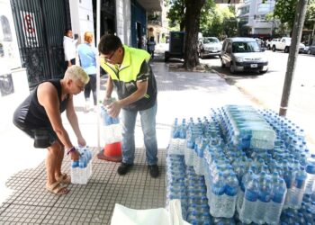 Operativo del Gobierno porteño en Caballito: se trabaja en el llenado de tanques de agua a los vecinos afectados por los cortes de luz