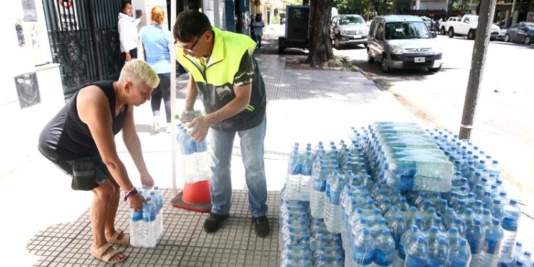 Operativo del Gobierno porteño en Caballito: se trabaja en el llenado de tanques de agua a los vecinos afectados por los cortes de luz