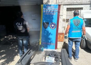 Clausuran taller en Lugano y detienen a su dueño por venta ilegal de autopartes