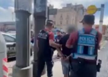 Detienen a tres delincuentes, uno de ellos con tobillera electrónica, por robos en Balvanera