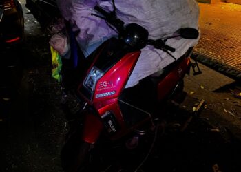 Un cartonero robó una motocicleta y ruedas de un Clío color negro